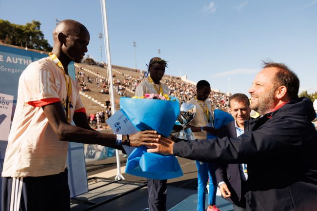 Δεξιά ο ΓΔ του ΟΒΙ και αριστερά ο 2ος Μαραθωνοδρόμος κ. KILIMO RHONZAS LOKITAM. Στη μέση ο κ. Γ. Βρούτσης, Αναπληρωτής Υπουργός Αθλητισμού