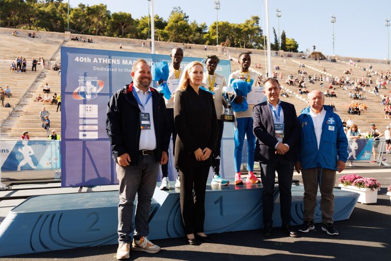 The General Director of OBI, Panagiotis Kanellopoulos, honored the top male athletes in the overall ranking of the Authentic Marathon.